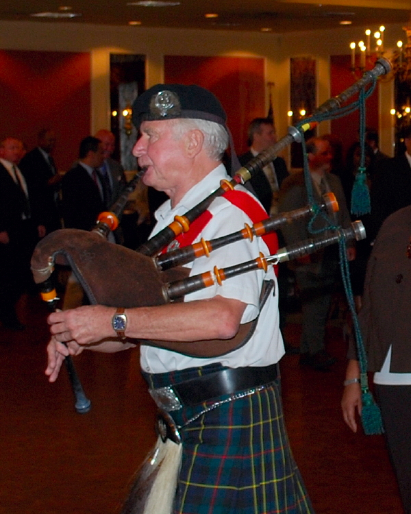 02_entrance_bagpiper.jpg